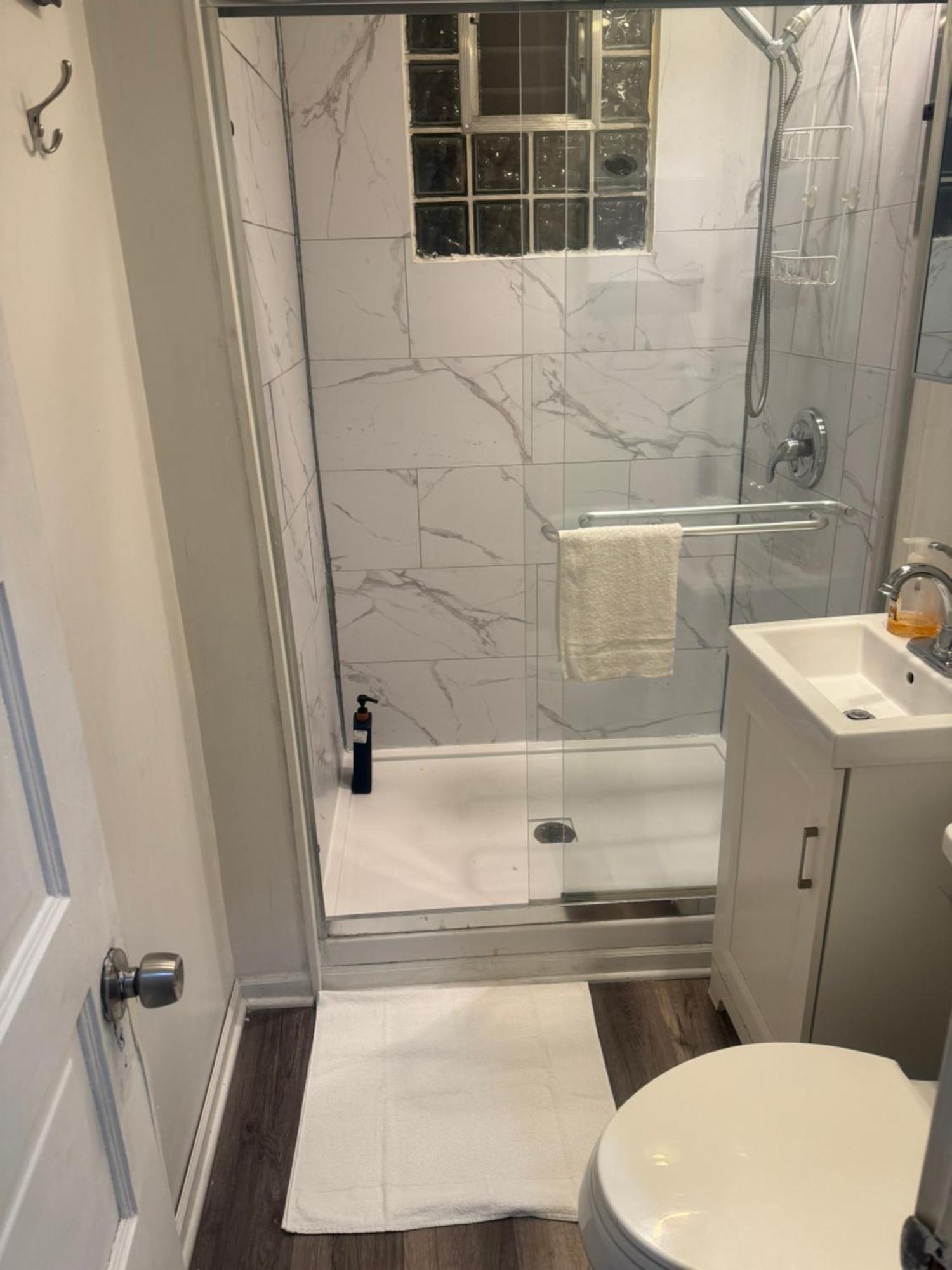 Guest house Hollywood Llc